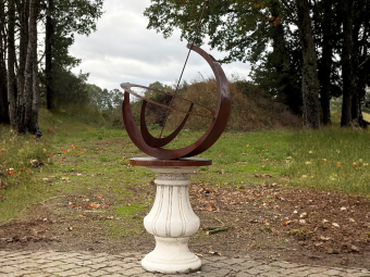 Handgefertigte Sonnenuhr aus Metall auf Steinsockel – 140 cm hoch – Rostige Stahloberfläche