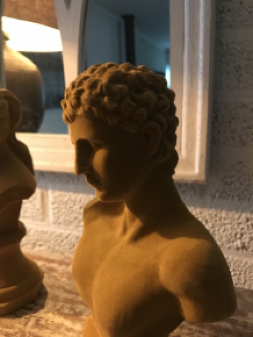 Schöner Satz von Statuen von Adam und Eva, in Samt und in der Farbe Ocker, sehr schön!