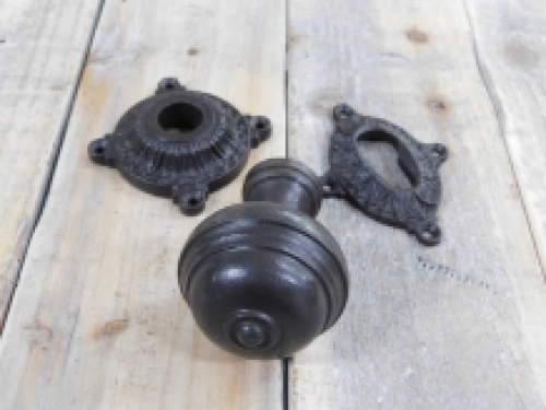 1 fester Türknauf, plus 1 x Knaufrosette + 1 x Schlüsselrosette, Sockel für die Tür, antike Eisenausführung