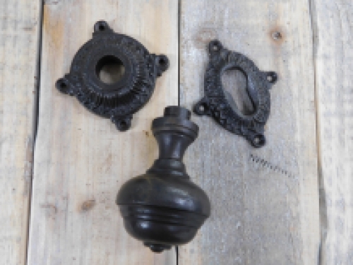1 fester Türknauf, plus 1 x Knaufrosette + 1 x Schlüsselrosette, Sockel für die Tür, antike Eisenausführung