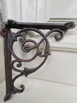 Gusseiserne Regalträger.