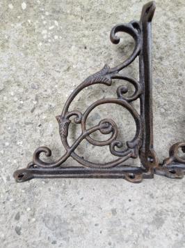 Gusseiserne Regalträger.