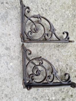 Gusseiserne Regalträger.