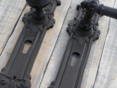 1 set van deur hardware : 1 deurknop deurknop  Belli + 1 + 2 beschermplaten, antiek ijzeren plus 1 wisselstift voor montage van de grendel.