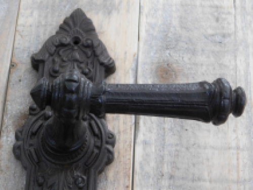 1 set van deur hardware : 1 deurknop deurknop  Belli + 1 + 2 beschermplaten, antiek ijzeren plus 1 wisselstift voor montage van de grendel.