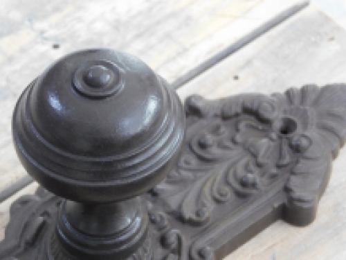 1 set van deur hardware : 1 deurknop deurknop  Belli + 1 + 2 beschermplaten, antiek ijzeren plus 1 wisselstift voor montage van de grendel.