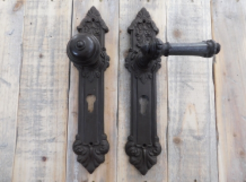 1 set van deur hardware : 1 deurknop deurknop  Belli + 1 + 2 beschermplaten, antiek ijzeren plus 1 wisselstift voor montage van de grendel.