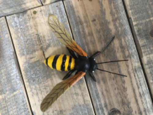 Schöne bunte Biene aus Gusseisen