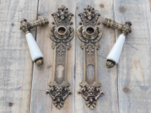 Türgarnitur: Messing, antik - Türschilder sehr dekorativ mit Engeln - Griffe mit weißem Porzellan.