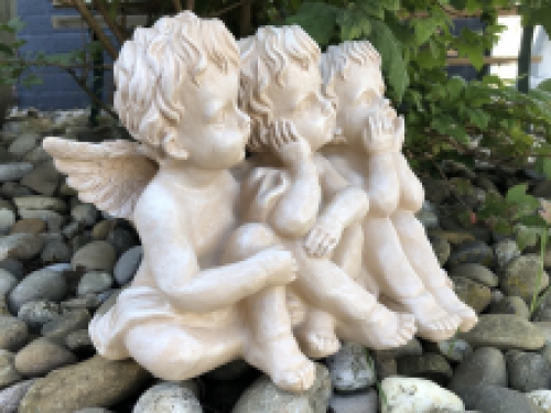 3 Engel sitzen in 1 Reihe, sehr schöne Statue
