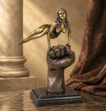 Bronzestatue, weibliche Schönheit auf einer Faust