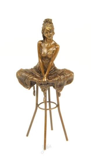 Een bronzen beeld van een zittende dame op barkruk