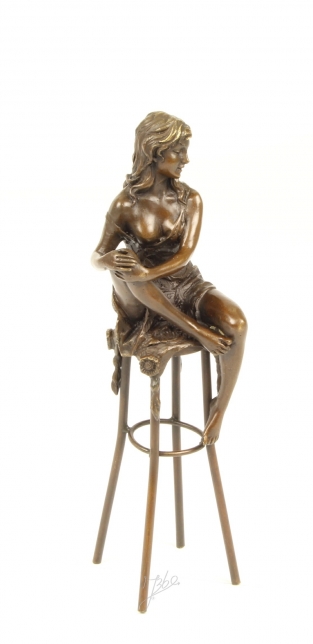 Bronzeskulptur einer temperamentvollen Dame auf einem Barhocker