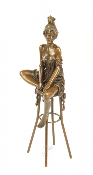Eine Bronzeskulptur einer Dame auf einem Barhocker.