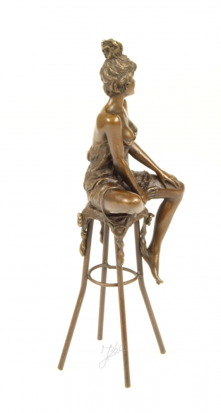 Een bronzen beeld van een dame op barkruk.