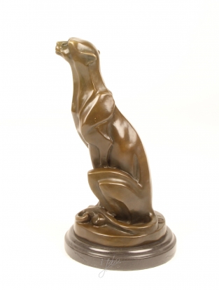 Een bronzen beeld van een zittend JACHTLUIPAARD