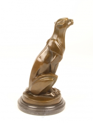 Een bronzen beeld van een zittend JACHTLUIPAARD