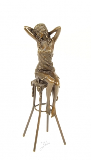 Eine Bronzeskulptur einer Dame auf einem Barhocker