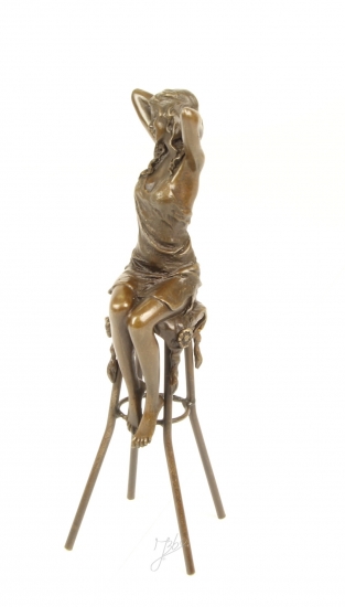 Een bronzen beeld van een Dame op barkruk