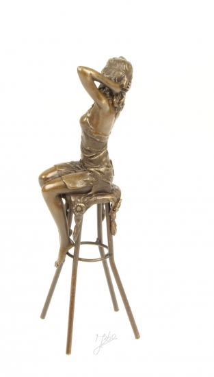 Eine Bronzeskulptur einer Dame auf einem Barhocker