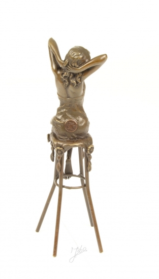 Een bronzen beeld van een Dame op barkruk