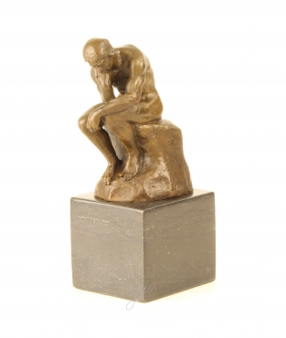 Eine Bronzestatue des Denkers