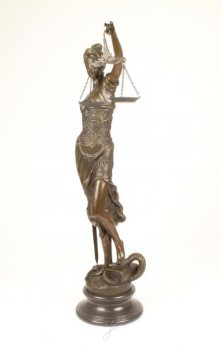 Eine sehr große Bronzestatue der Lady Justice