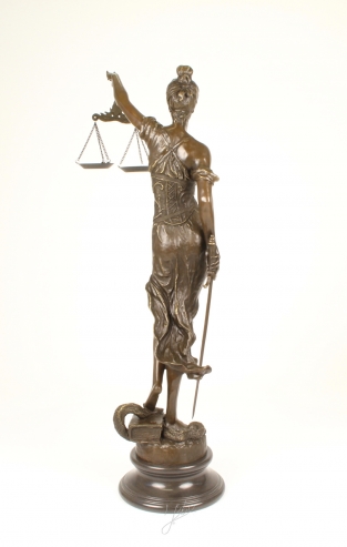 Eine sehr große Bronzestatue der Lady Justice