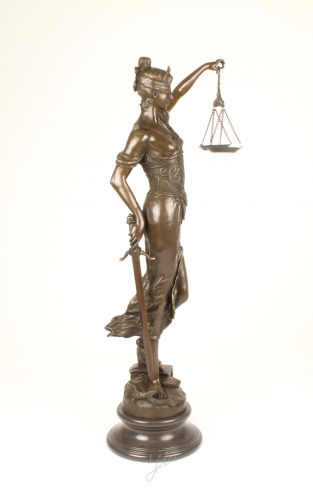 Eine sehr große Bronzestatue der Lady Justice