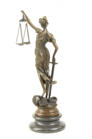 Eine Bronzestatue der Lady Justice