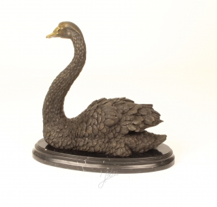 Een bronzen beeld van een zwaan