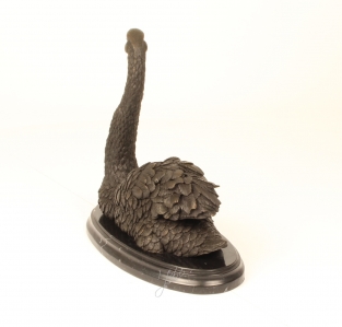 Een bronzen beeld van een zwaan