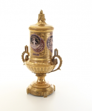 Een porseleinen urn-vaas afgemonteerd met brons, prachtig stuk!