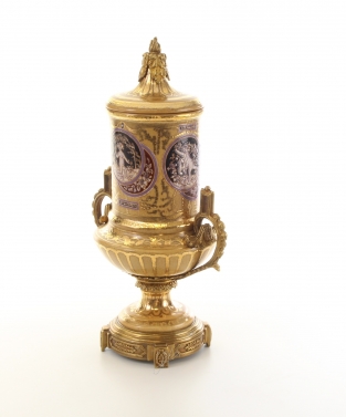 Een porseleinen urn-vaas afgemonteerd met brons, prachtig stuk!