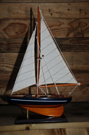 Segelboot auf Ständer, handgefertigt, sehr schön