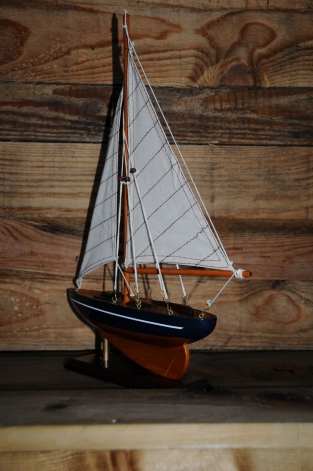Segelboot auf Ständer, handgefertigt, sehr schön