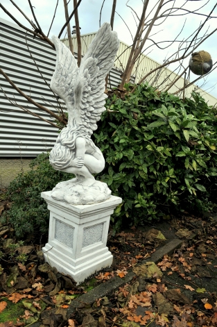 Zeer forse knielende Engel met vleugels omhoog op grote sokkel,  zeer fors !