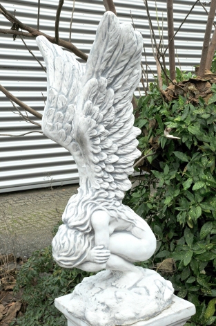 Zeer forse knielende Engel met vleugels omhoog, mooi stenen beeld !