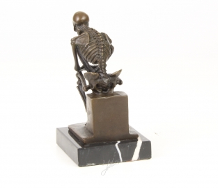 Eine Bronzeskulptur des Skeletts DENKER