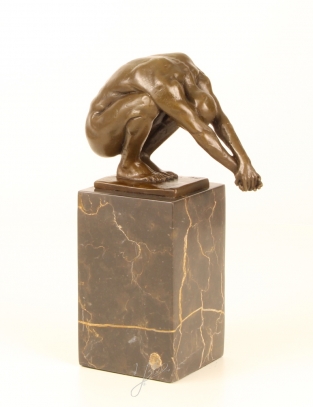 Bronzen beeld van een mannelijk naakt in een duik positie