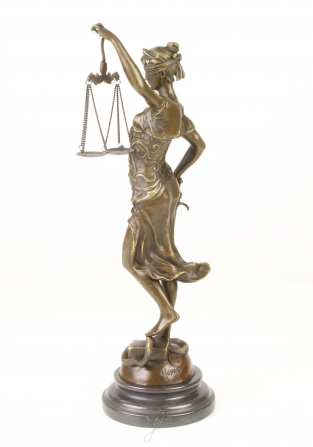 Een bronzen beeld van de Vrouwe Justitia