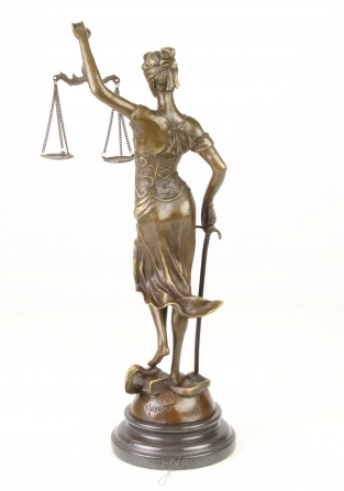 Eine Bronzestatue der Lady Justice