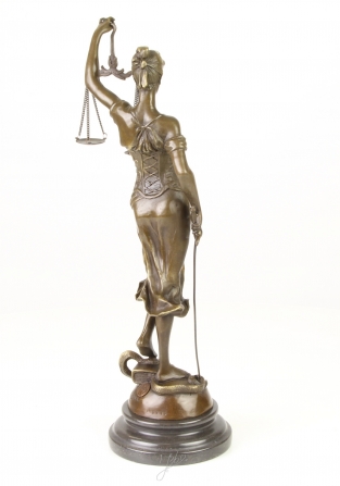 Eine Bronzestatue der Lady Justice