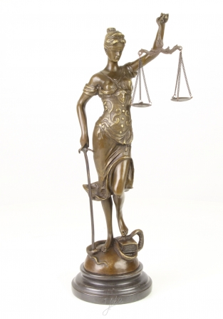 Een bronzen beeld van de Vrouwe Justitia