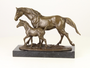 Een bronzen beeld van een paard en veulen.