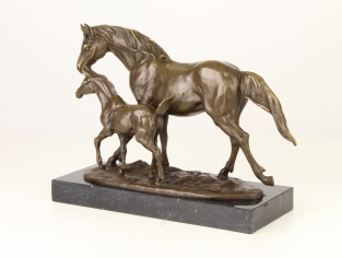 Een bronzen beeld van een paard en veulen.