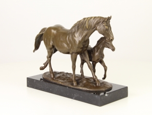 Bronzeskulptur eines Pferdes und eines Fohlens