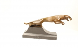 Een fors bronzen beeld van een jaguar