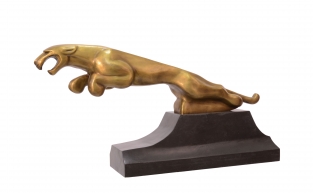Een fors bronzen beeld van een jaguar