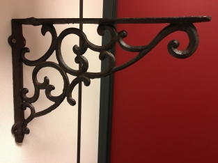 1 Mooie schapdrager-hanger, gietijzer rust-bruin